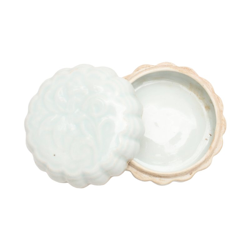 宋 青白釉印花花卉紋蓋盒 | A Chinese Qingbai moulded 'floral' box and boxer, Song dynasty - 图1