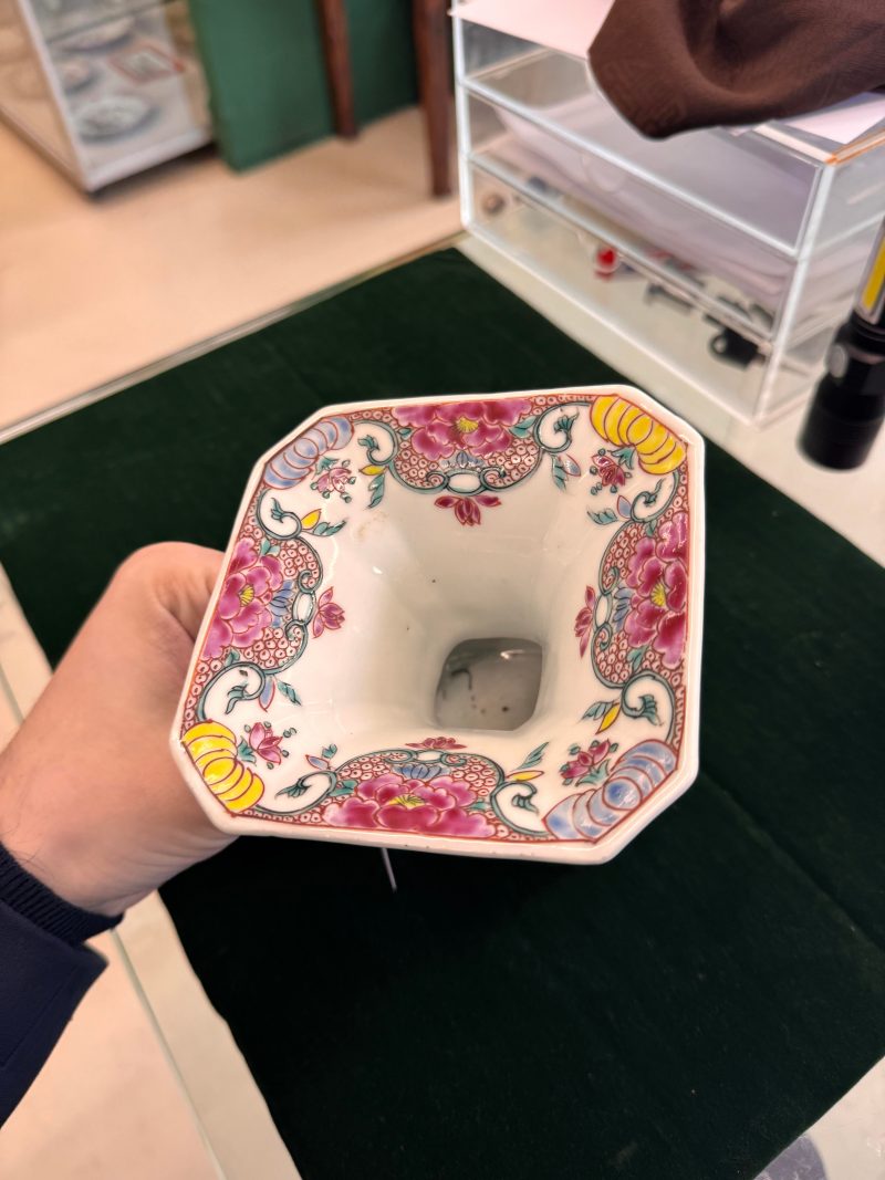 清雍正 粉彩花卉紋渣斗 | Santos Collection | A Chinese export famille-rose 'floral' spittoon, Qing dynasty, Yongzheng period - 图10