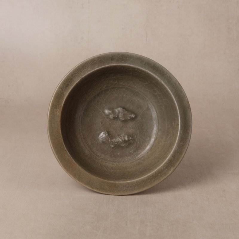 宋/明 龍泉窰青釉貼雙魚折沿盤 | Santos Collection | A Chinese Longquan celadon 'twin fish' moulded dish, Song/Ming dynasty - 图1