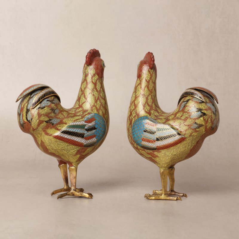 清十八世紀 掐絲琺瑯銅鍍金公雞一對 | A pair of Chinese cloisonné enamel and gilt-bronze cockerel figures, Qing dynasty, 18th century - 图4