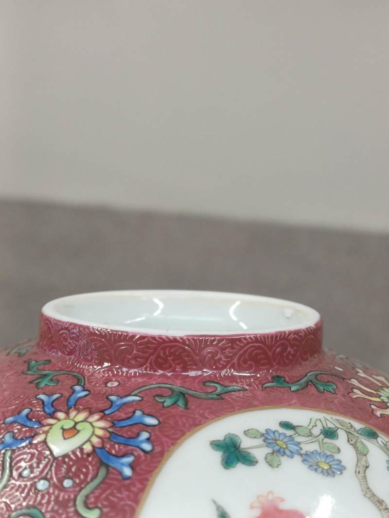 清道光 胭脂紅地軋道開光粉彩花卉紋盌 《大清道光年製》款 | Santos Collection | A fine Chinese ruby-ground sgraffiato 'medallion' bowl, Qing dynasty, Daoguang mark and period - 图6
