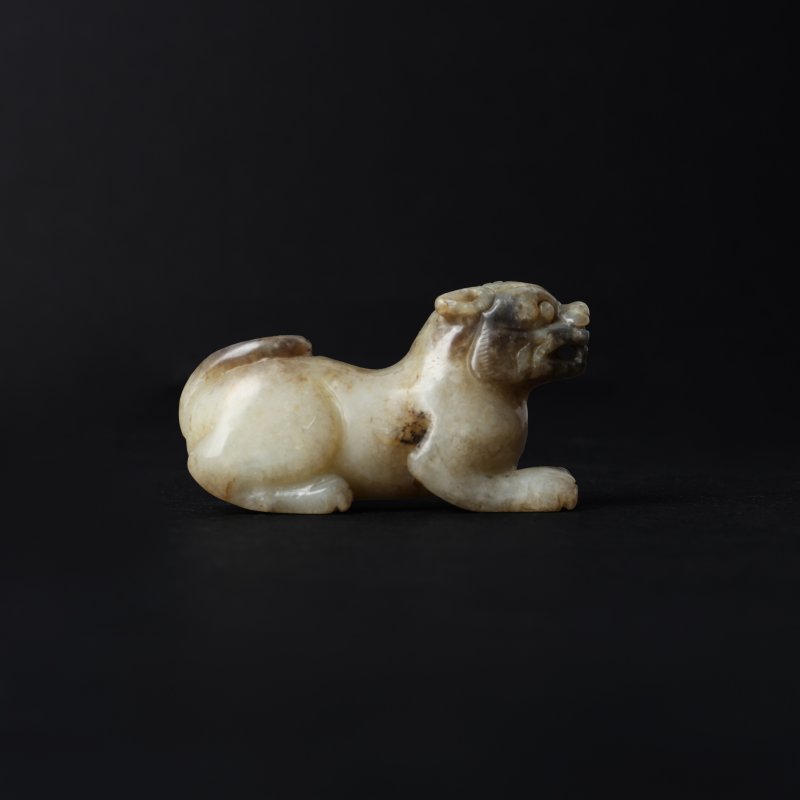 清十九世紀 青白玉雕臥獅 | A Chinese celadon and grey jade carving of a lion, Qing dynasty, 19th century - 图3