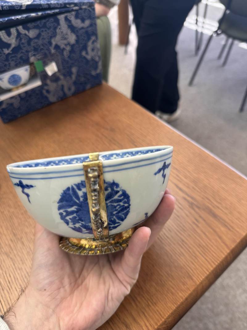 明嘉靖 青花包銀鎏金口沿盌 《長命富貴》款 | Santos Collection | A fine Chinese silver-gilt-mounted blue and white bowl, Ming dynasty, Jiajing period - 图24