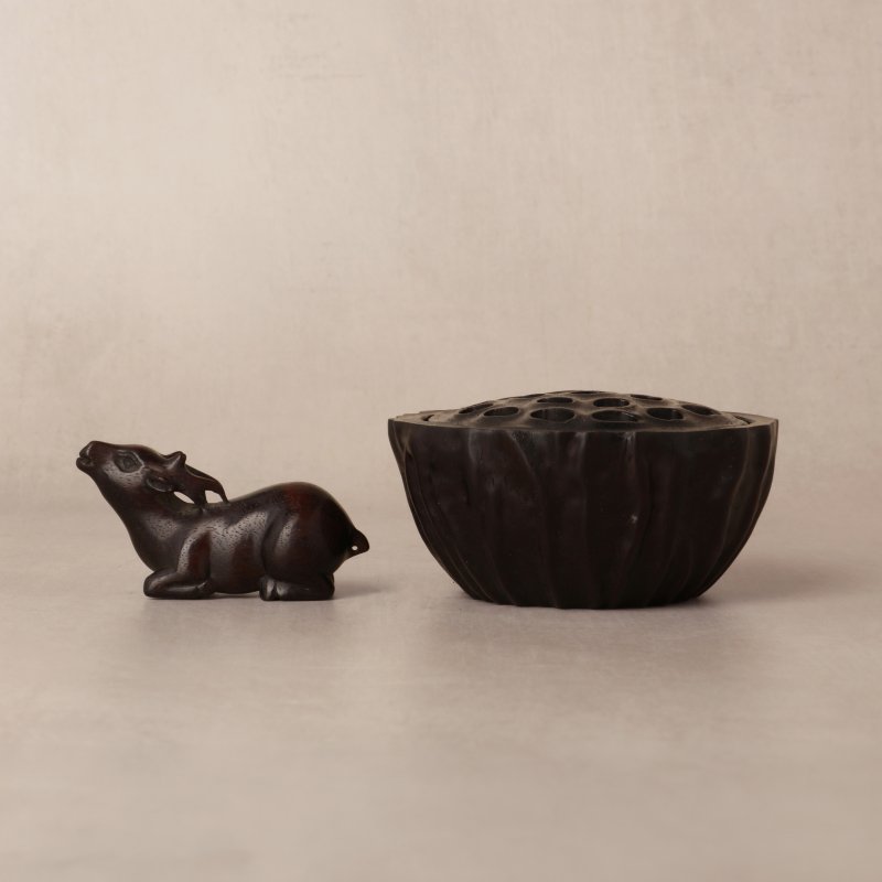 十九/二十世紀 紫檀雕蓮蓬式香爐 及 瑞鹿擺件 一組兩件 | A Chinese zitan carved 'lotus pod' censer and a figure of a deer, 19th/20th century - 图4
