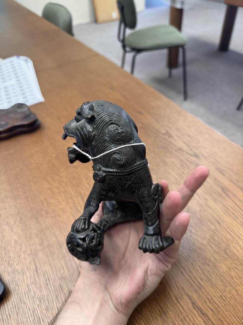 明 銅佛獅坐像 | A Chinese bronze figure of a lion dog, Ming dynasty - 图5