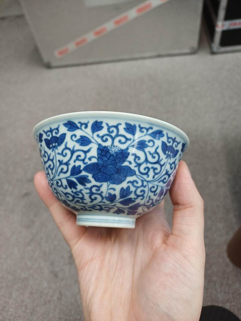 或為清道光 青花纏枝花卉紋盌《大清道光年製》款 | A Chinese blue and white 'floral' bowl, Daoguang mark and possibly of the period - 图2