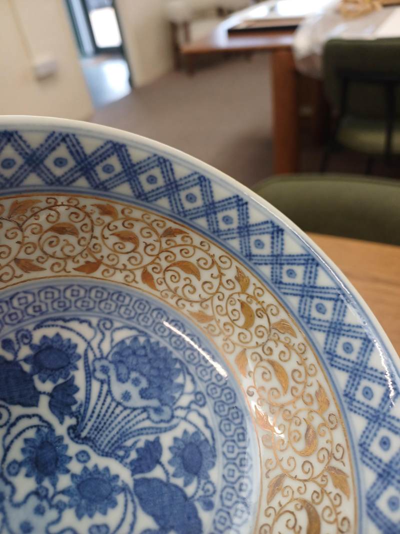 二十世紀 青花描金纏枝花卉紋盌 《彩秀堂製》款 | A Chinese blue and white gilt-decorated bowl, 20th century, Caixiutang mark - 图3