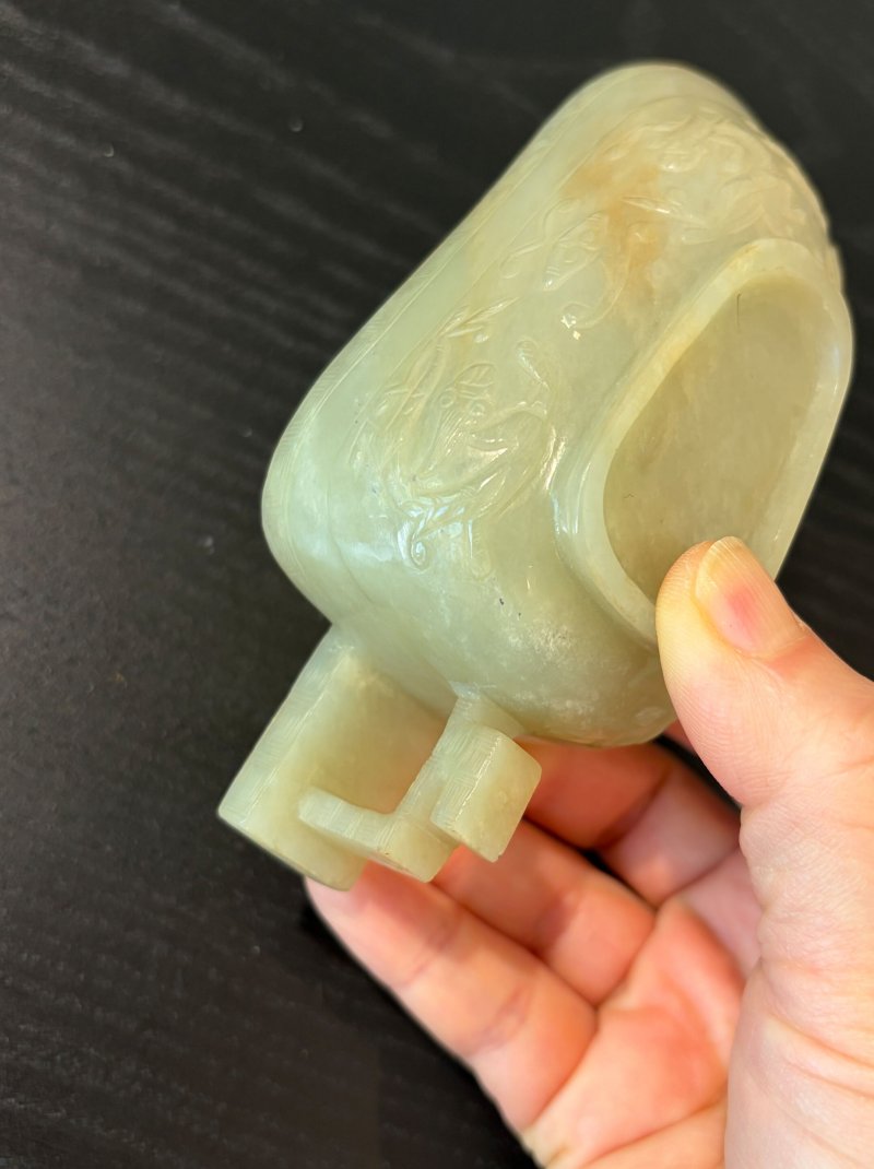 （或）十七/十八世紀 青白玉螭龍紋圈足匜 及座 | A PALE GREEN JADE 'CHI-DRAGON' POURING VESSEL, YI - 图10