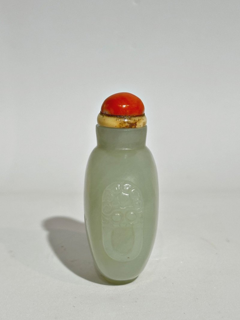 清十九世紀 青玉鋪首銜環鼻煙壺、珊瑚蓋 | A GREEN JADE SNUFF BOTTLE - 图7