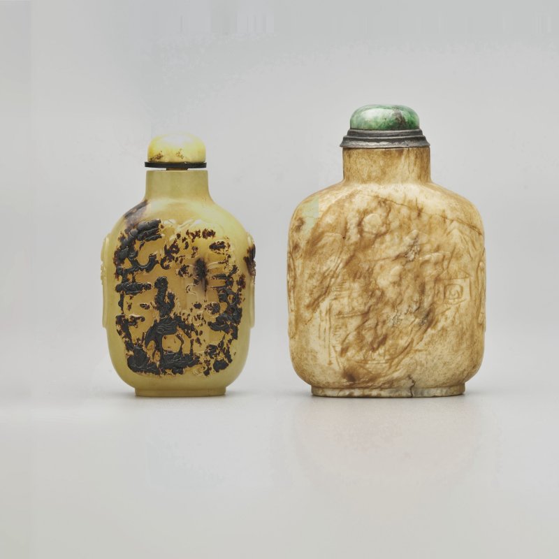 清 黃玉帶皮人物紋、沁玉山水紋鼻煙壺二件（沁玉配翡翠蓋） | A YELLOW AND RUSSET JADE AND A MOTTLED JADE 'LANDSCAPE' SNUFF BOTTLE - 图1