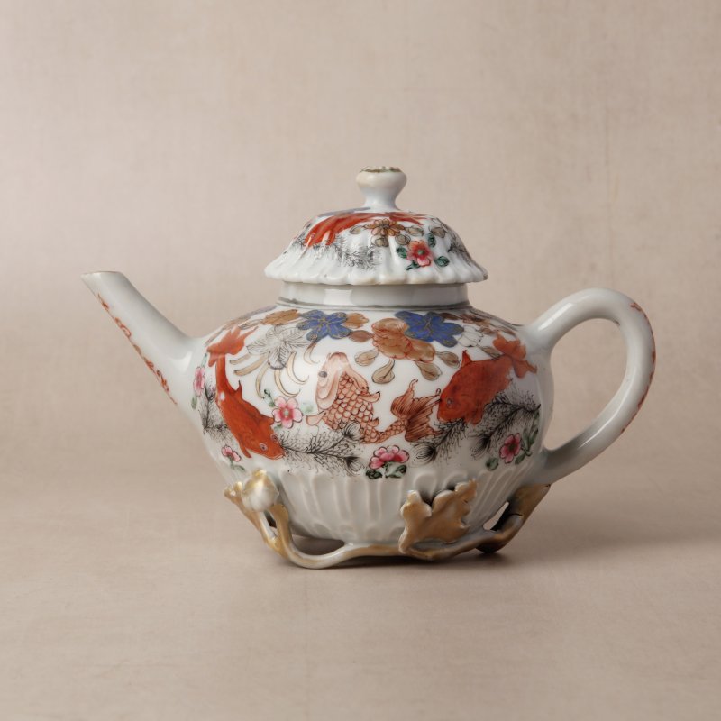 清雍正 粉彩魚藻紋蓋壼 | Santos Collection | A Chinese export famille-rose 'fish pond' teapot, Qing dynasty, Yongzheng period - 图1