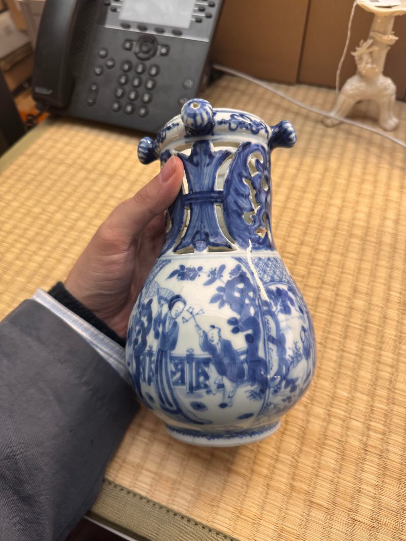 清康熙 青花庭院仕女圖執壺 | Santos Collection | A rare Chinese export blue and white 'puzzle' jug, Qing dynasty, Kangxi period - 图13