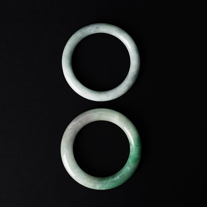 十九/二十世紀 玉手鐲一組兩件 | Two Chinese jade bangles, 19th/20th century