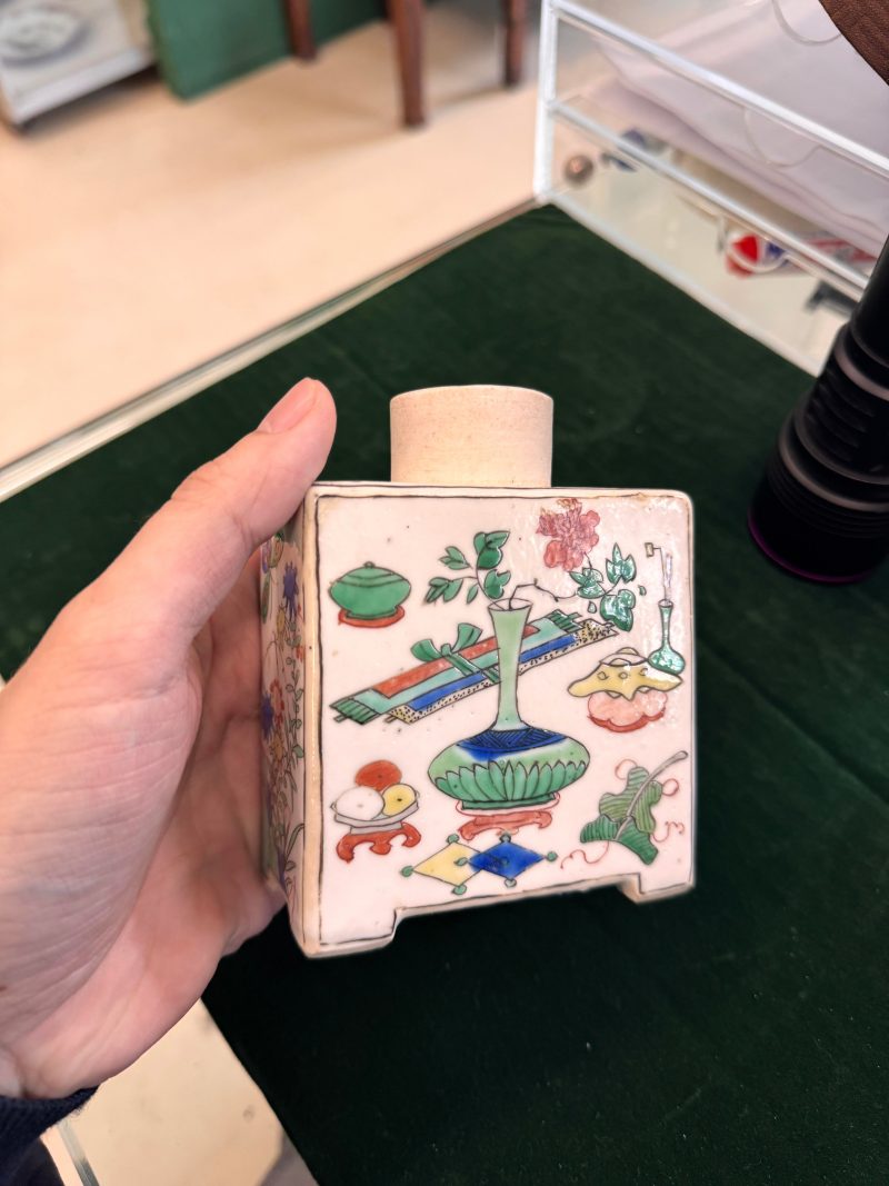 清康熙 粉彩花卉紋茶蓋罐 | Santos Collection | A Chinese export famille-rose tea caddy, Qing dynasty, Kangxi period - 图9