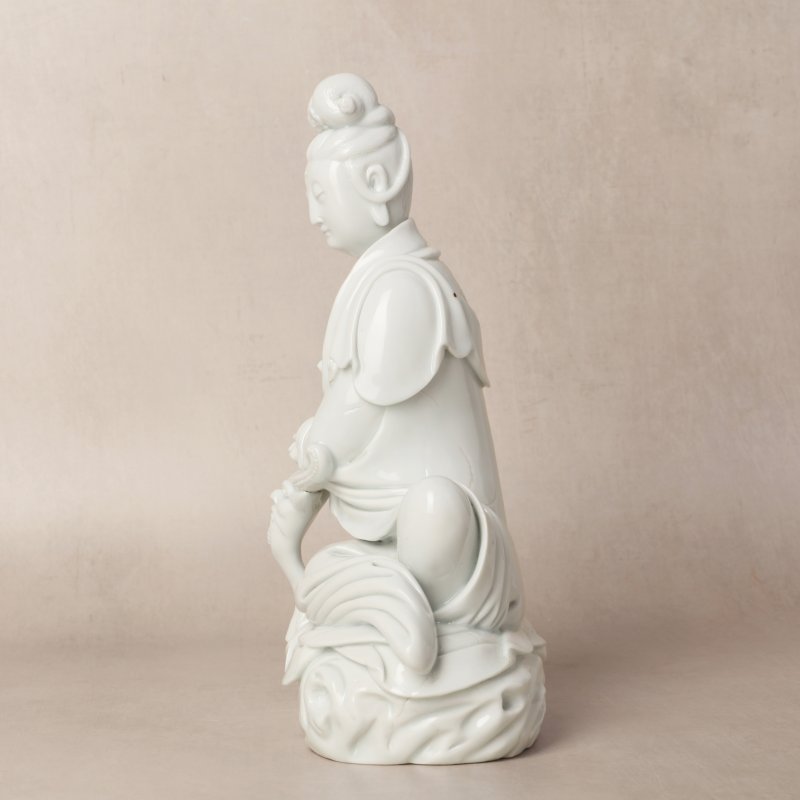 清十九世紀 德化白釉觀音立像 | Santos Collection | A Chinese Dehua figure of Guanyin, Qing dynasty, 19th century - 图3
