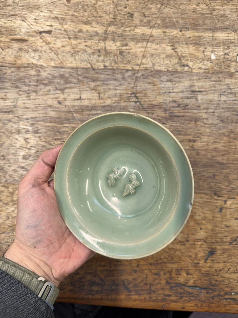 宋或元 龍泉青釉印雙魚折沿盤 | A rare Chinese Longquan celadon 'twin fish' dish, Song / Yuan dynasty - 图11