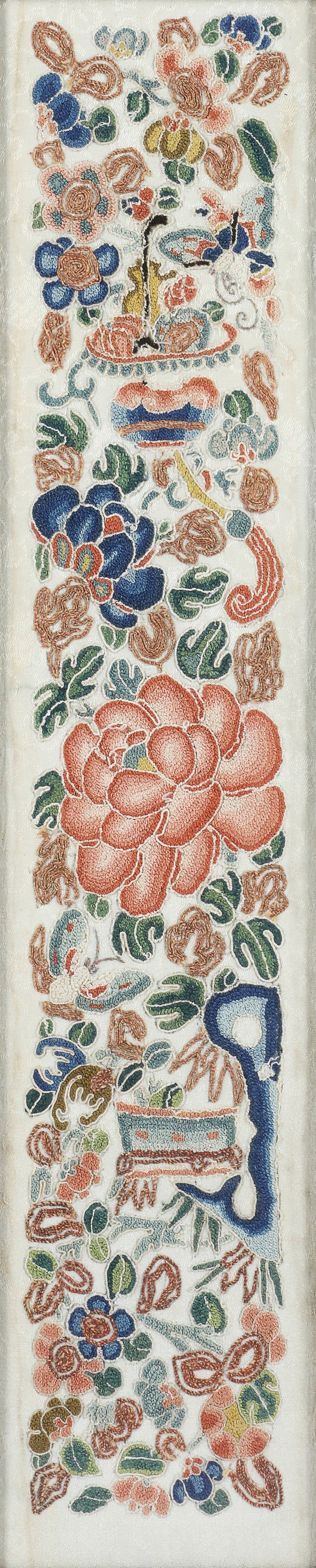 清十九世紀 刺繡牡丹紋挽袖 | A Chinese embroidered silk 'peony' sleeve band panel, Qing dynasty, 19th century
