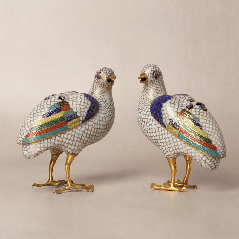 清十八世紀 掐絲琺瑯銅鍍金鵪鶉式香爐一對 | A pair of Chinese cloisonné enamel and gilt-bronze quail-form censers, Qing dynasty, 18th century - 图2