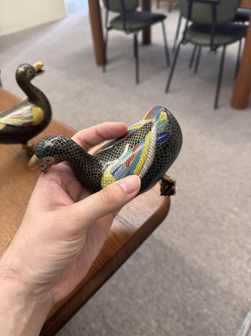 清十八世紀 掐絲琺瑯銅鍍金寶鴨像一對 | A pair of Chinese cloisonné enamel and gilt-bronze duck figures, Qing dynasty, 18th century - 图6