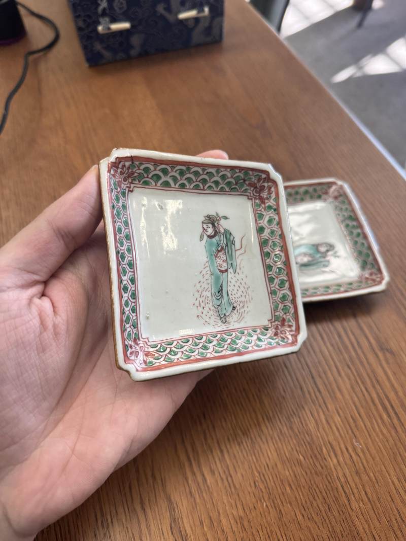 明天啟 古染付五彩高士圖方盤一對 | Santos Collection | A pair of Chinese kosometsuke wucai square dishes, Ming dynasty, Tianqi period