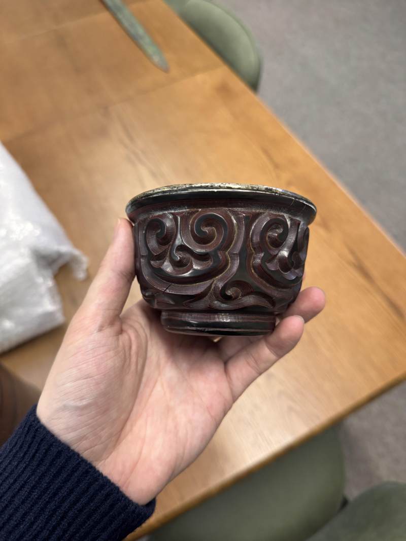 元/明 剔犀花卉紋盃一對 | A rare pair of Chinese 'tixi' lacquer cups, Yuan/Ming dynasty - 图3