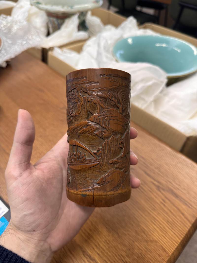 清十九世紀 竹雕山水人物圖筆筒 | A Chinese carved bamboo brushpot, Qing dynasty, 19th century - 图5