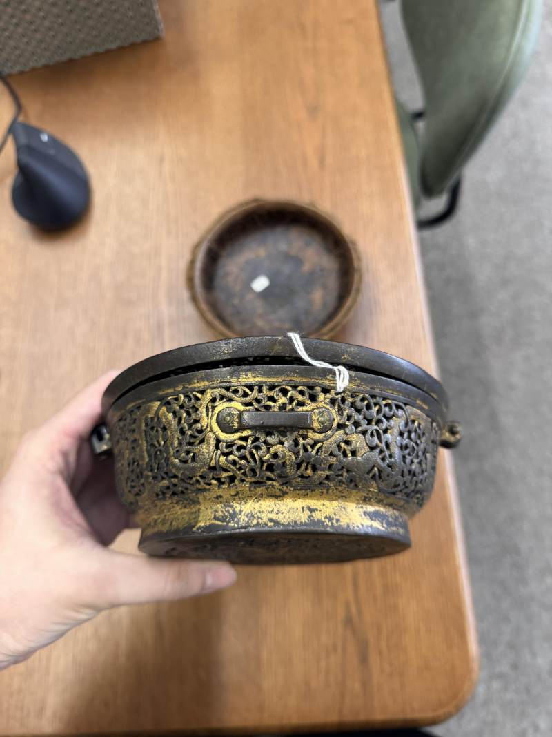 十五/十六世紀 西藏東部德格 鐵鋄金鏤空龍紋蓋盒 | A rare Tibetan gilt-damascened iron bowl box and cover, Derge, Eastern Tibet, 15th/16th century - 图8