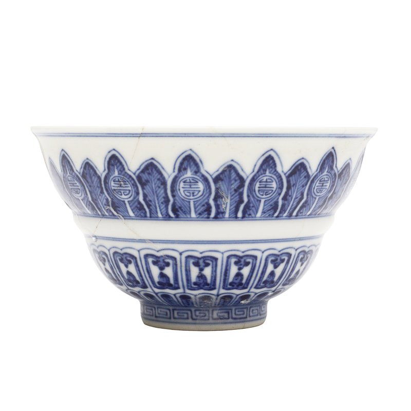 清乾隆 青花蓮瓣紋折腰盌《大清乾隆年製》款 | A Chinese blue and white ogee bowl, Qing dynasty, Qianlong mark and of the period