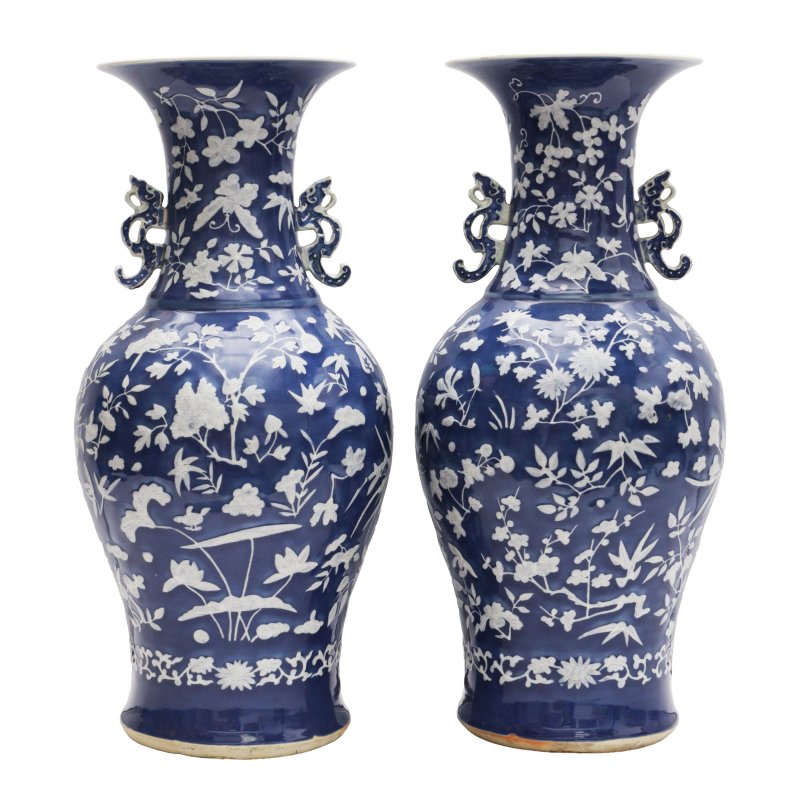 十九世紀 藍地花卉紋瓶一對 | A pair of Chinese blue ground 'floral' vases, 19th century - 图2