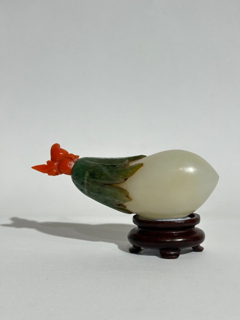 十八/十九世紀 白玉套碧玉茄子形鼻煙壺、珊瑚蓋 | A WHITE AND SPINACH-GREEN JADE AUBERGINE-SHAPED SNUFF BOTTLE - 图6
