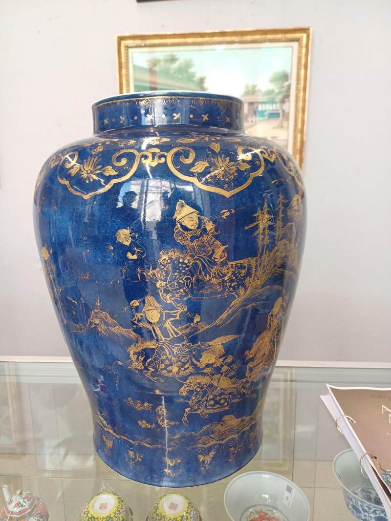 清康熙 灑藍釉描金狩獵圖蓋罐 | Santos Collection | A very large Chinese powder-blue gilt-decorated jar and cover, Qing dynasty, Kangxi period - 图19