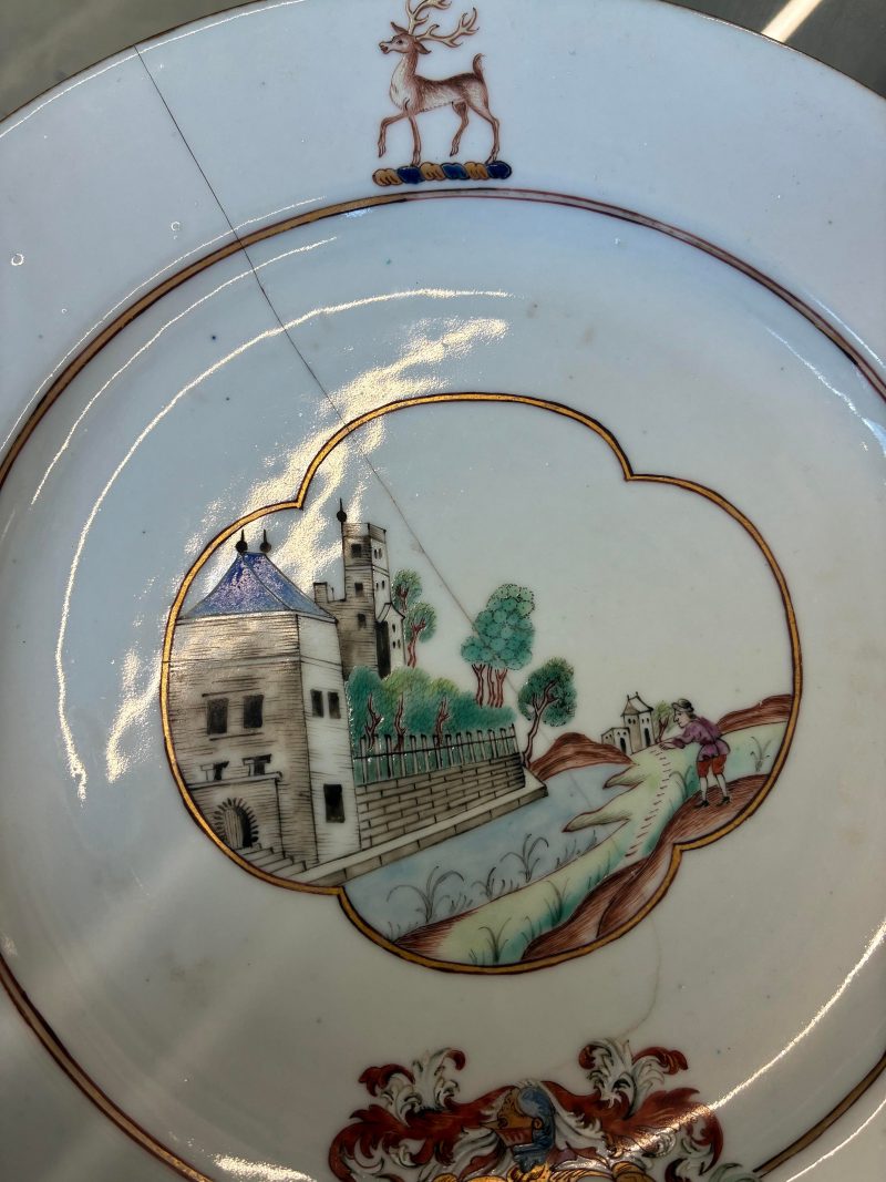 清乾隆 約1745年 粉彩紋章圖盤一組三件 | Three fine and rare Chinese export armorial dishes, Qing Dynasty, Qianlong Period, circa 1745 - 图7