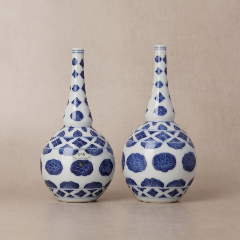 清康熙 青花花卉紋長頸瓶一對 | Santos Collection | Two rare Chinese export blue and white 'floral' sprinklers, Qing dynasty, Kangxi period - 图3