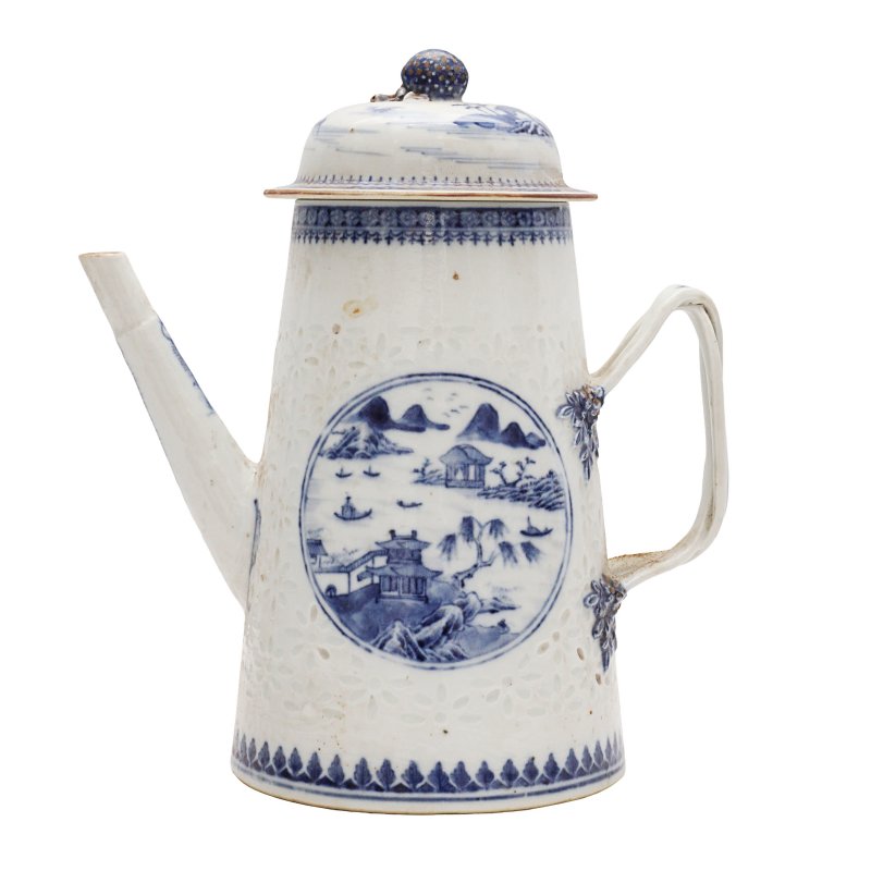清十八世紀 青花玲瓏瓷帶蓋壺 | A Chinese blue and white 'rice pattern' chocolate pot and cover, Qing dynasty, 18th century