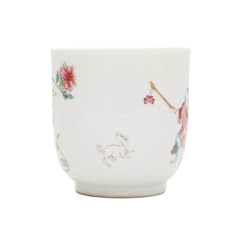 清乾隆 粉彩庭院嬰戲圖盃 | A Chinese export famille-rose 'boys and dogs' coffee cup, Qing dynasty, Qianlong period - 图4