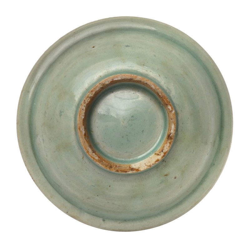 宋或元 龍泉青釉印雙魚折沿盤 | A rare Chinese Longquan celadon 'twin fish' dish, Song / Yuan dynasty - 图2