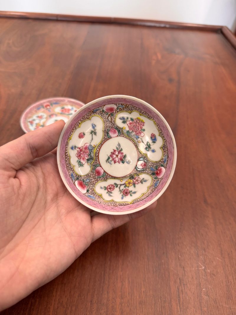 清雍正 外銷花卉紋薄胎盃及小盤兩對 | A pair of Chinese 'eggshell' famille-rose ‘floral’ cups and saucers, Qing dynasty, Yongzheng period - 图11