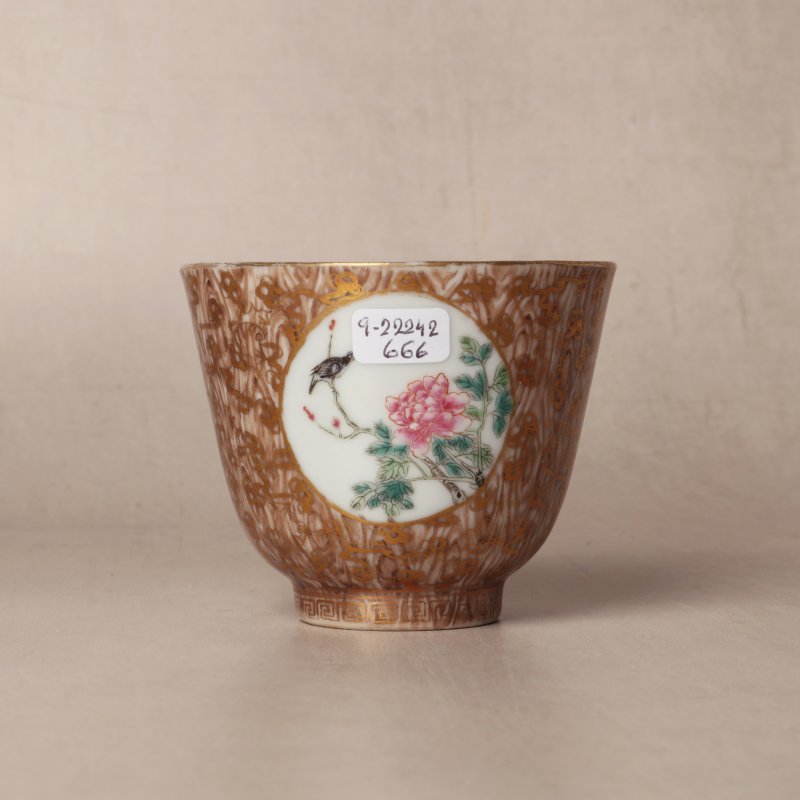 清十八/十九世紀 粉彩仿木紋花卉紋盃 | Santos Collection | A Chinese famile-rose faux-bois 'blossoms' cup, Qing dynasty, 18th-19th century - 图11