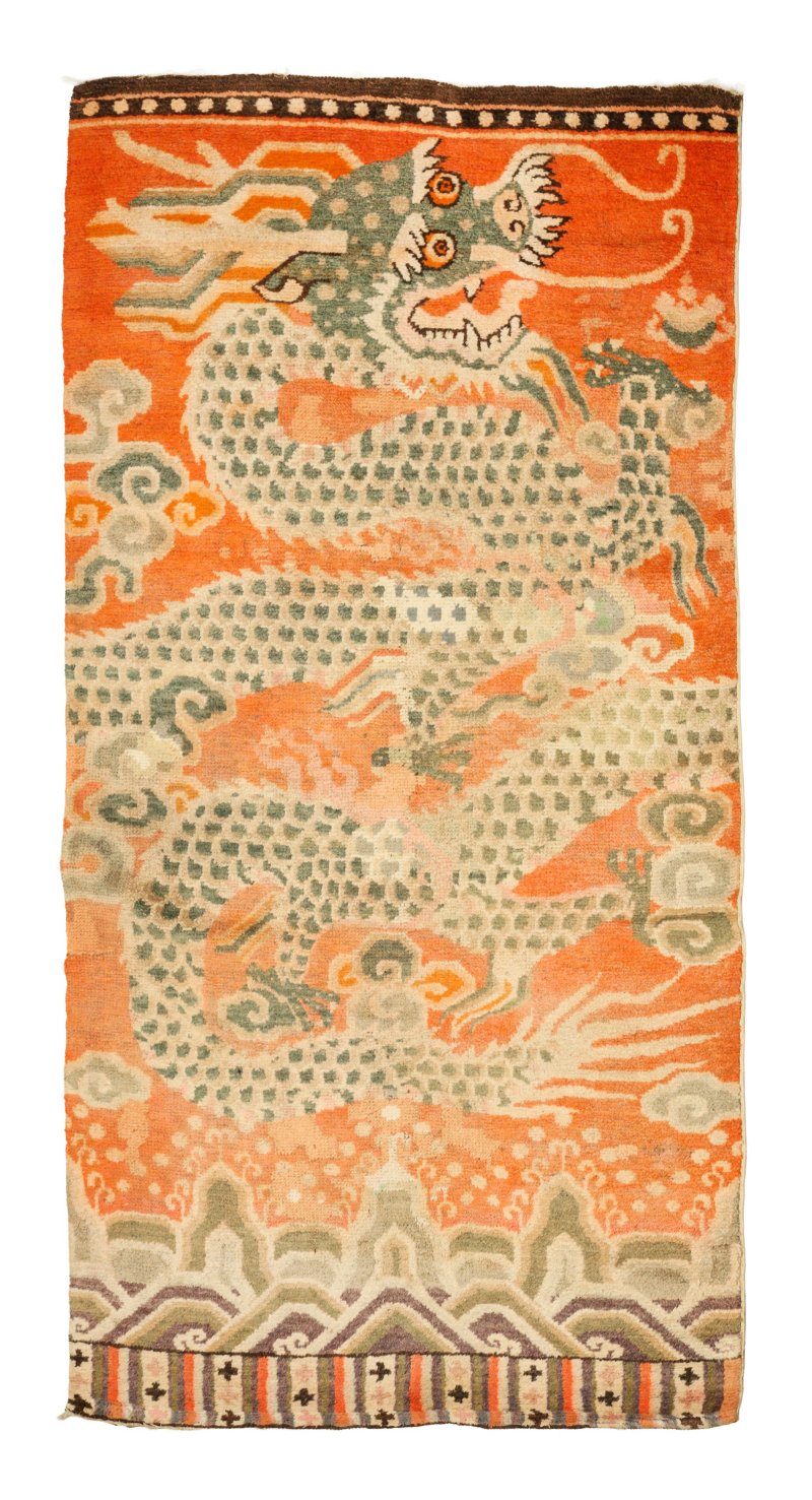 清十八/十九世紀 寧夏織毯雲龍紋地毯 | A Chinese Ningxia 'dragon' rug, Qing dynasty, 18th/19th century