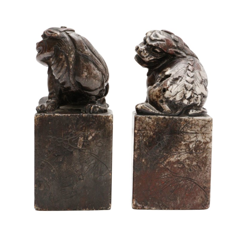 清 壽山石雙獅鈕印章一對 | A matched pair of Chinese soapstone 'lion' seals, Qing dynasty - 图2