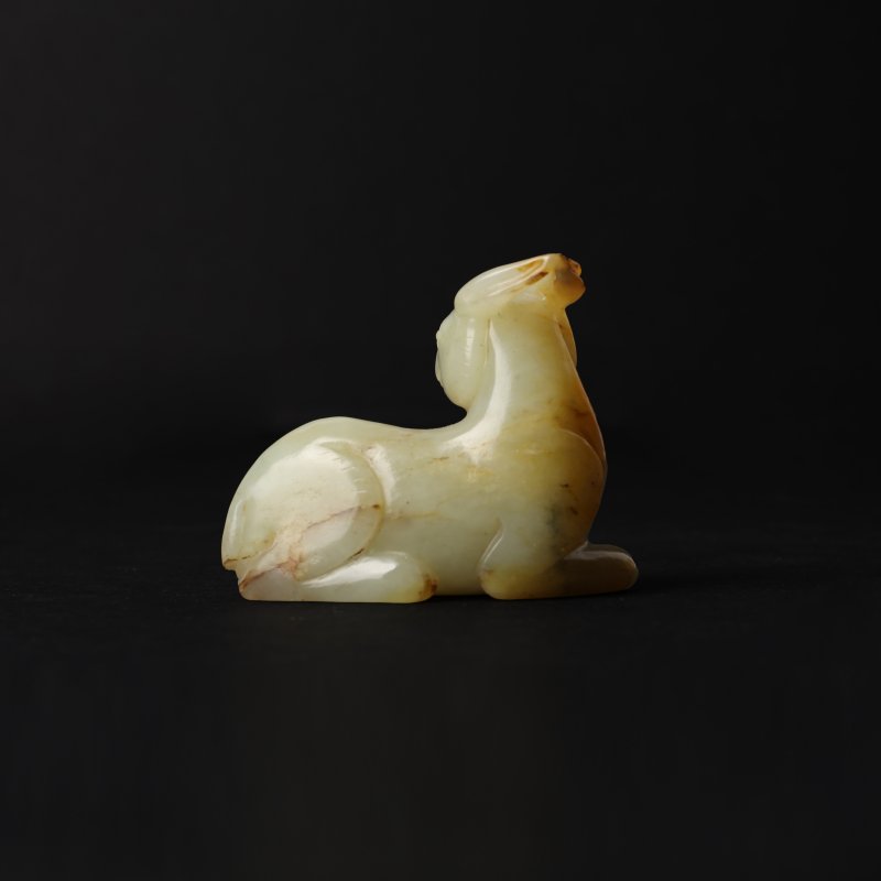 二十世紀 青玉帶皮瑞鹿擺件 | A Chinese celadon and russet jade 'deer' carving, 20th century - 图3