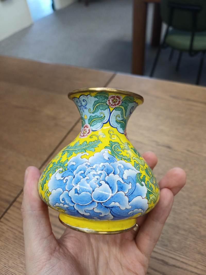 民國 銅胎畫琺瑯牡丹花卉紋瓶 《大清乾隆年製》款 | A Chinese painted enamel 'peonies' vase, Republic period, Qianlong mark - 图14