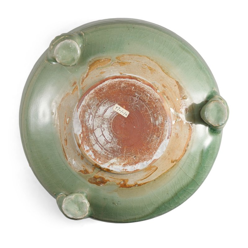 晚明 龍泉窯青釉刻花牡丹紋奩式爐 | A LONGQUAN CELADON-GLAZED 'FLORAL' TRIPOD CENSER - 图4
