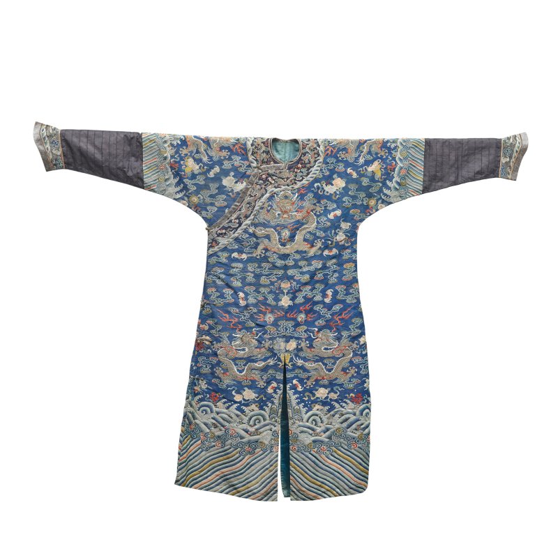 清十九世紀 藍地緙絲雲龍紋吉服 | A BLUE-GROUND KESI-GROUND SILK 'DRAGON' ROBE - 图1