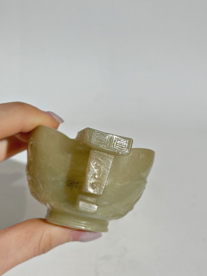 （或）十七/十八世紀 青白玉螭龍紋圈足匜 及座 | A PALE GREEN JADE 'CHI-DRAGON' POURING VESSEL, YI - 图4