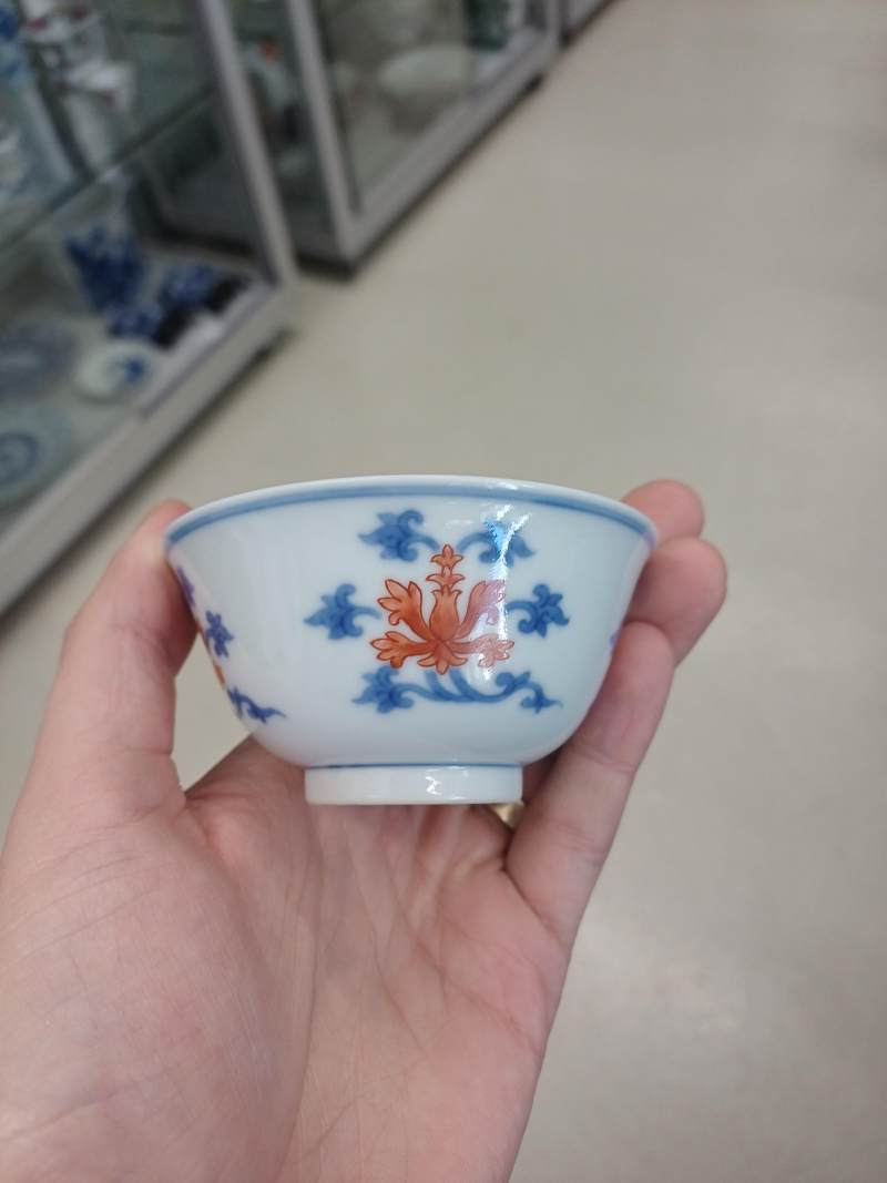 十九/二十世紀 青花礬紅折枝番蓮紋盃 《大清乾隆年製》款 | A Chinese blue and white and copper-red 'Indian lotus' cup, 19th/20th century - 图11