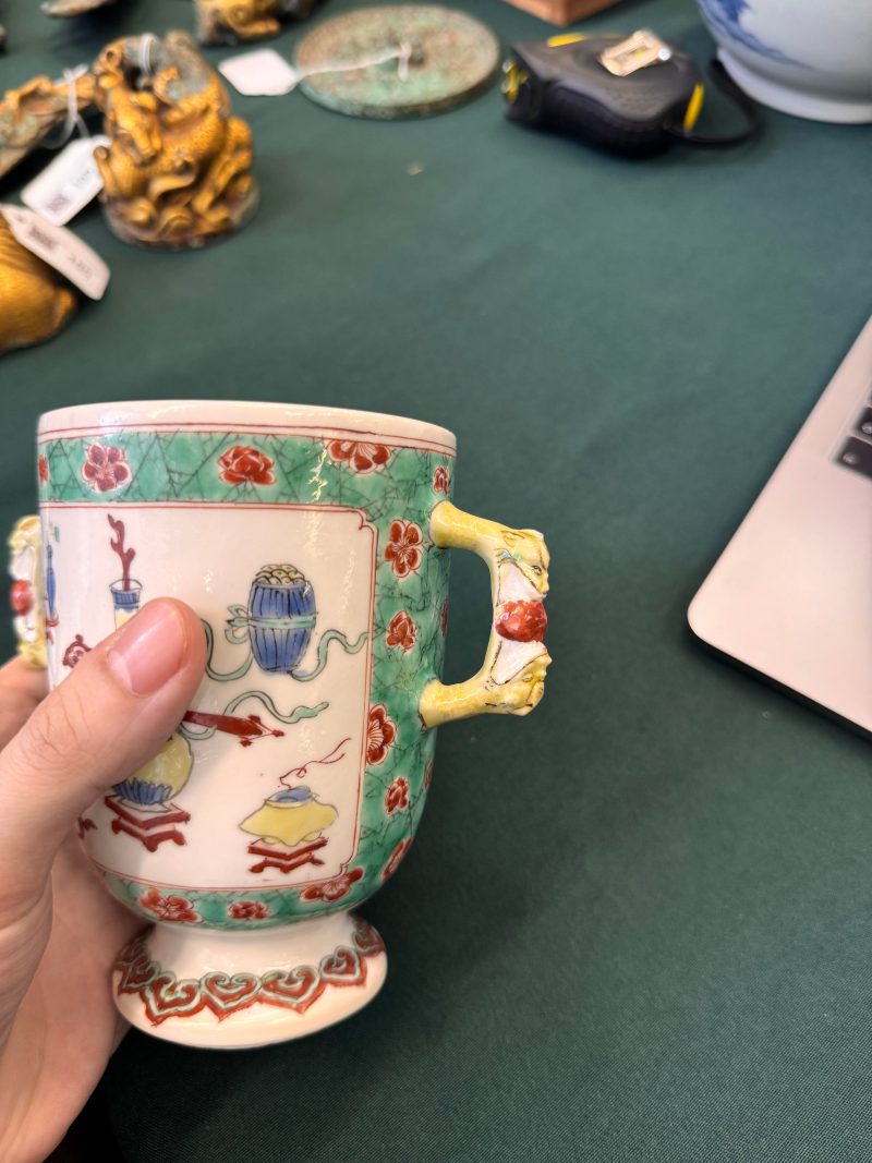 清康熙 五彩博古圖蓋罐 | A Chinese famille-verte twin-handled 'hundred antiques' pot and cover, Qing Dynasty, Kangxi period - 图11