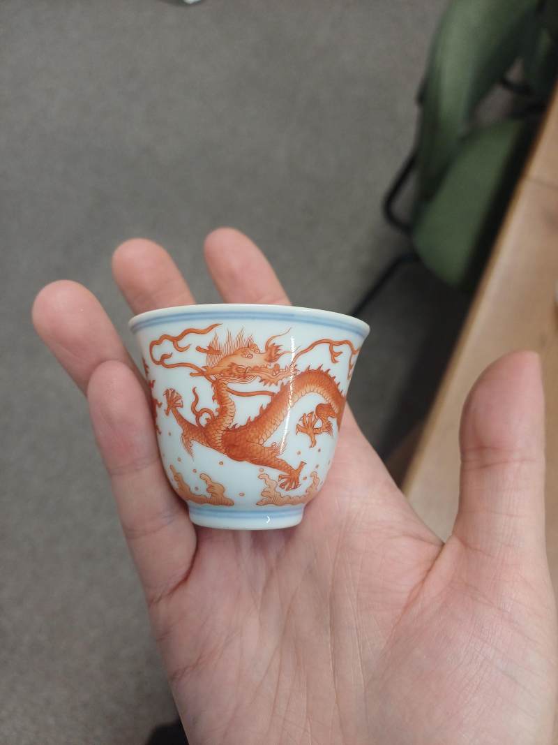清 礬紅彩雲龍戲珠紋盃 《大清咸豐年製》款 | A Chinese iron-red 'dragon' wine cup, Qing dynasty, Xianfeng mark - 图4