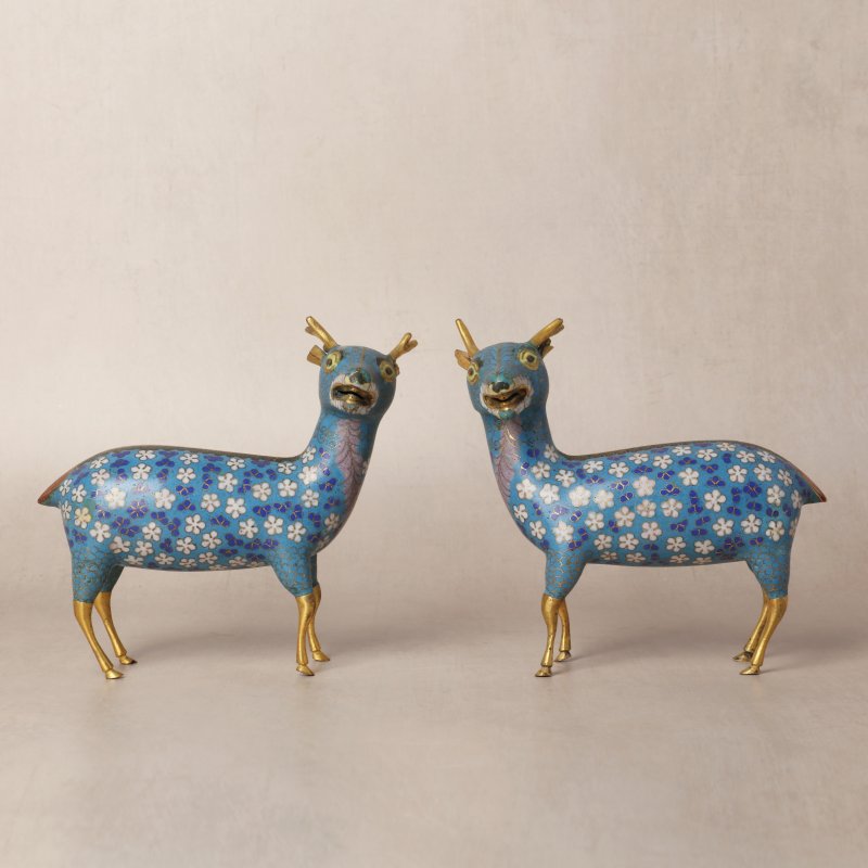 清十八/十九世紀 掐絲琺瑯銅鍍金瑞鹿像一對 | A pair of Chinese cloisonné enamel and gilt-bronze deer figures, Qing dynasty, 18th/19th century - 图2