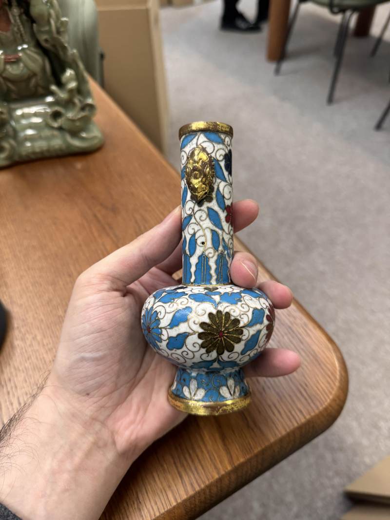 明十六/十七世紀 掐絲琺瑯掐絲菊紋銅胎鎏金瓶 《景泰年製》款 | A Chinese cloisonné enamel and gilt-bronze 'chrysanthemum' vase, Ming dynasty, 16th/17th century - 图9
